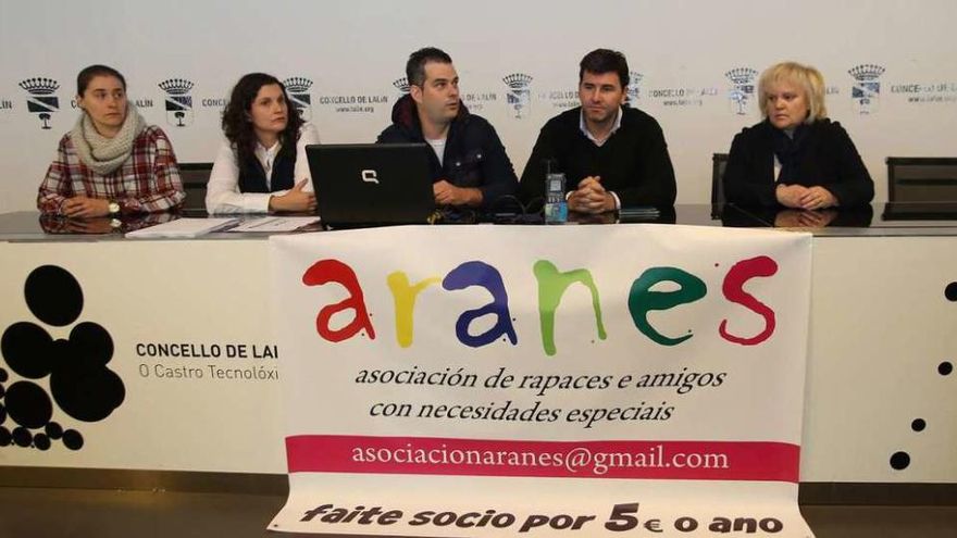 Miembros de la directiva y el edil Nicolás González Casares presentaron el colectivo. // Bernabé/Gutier