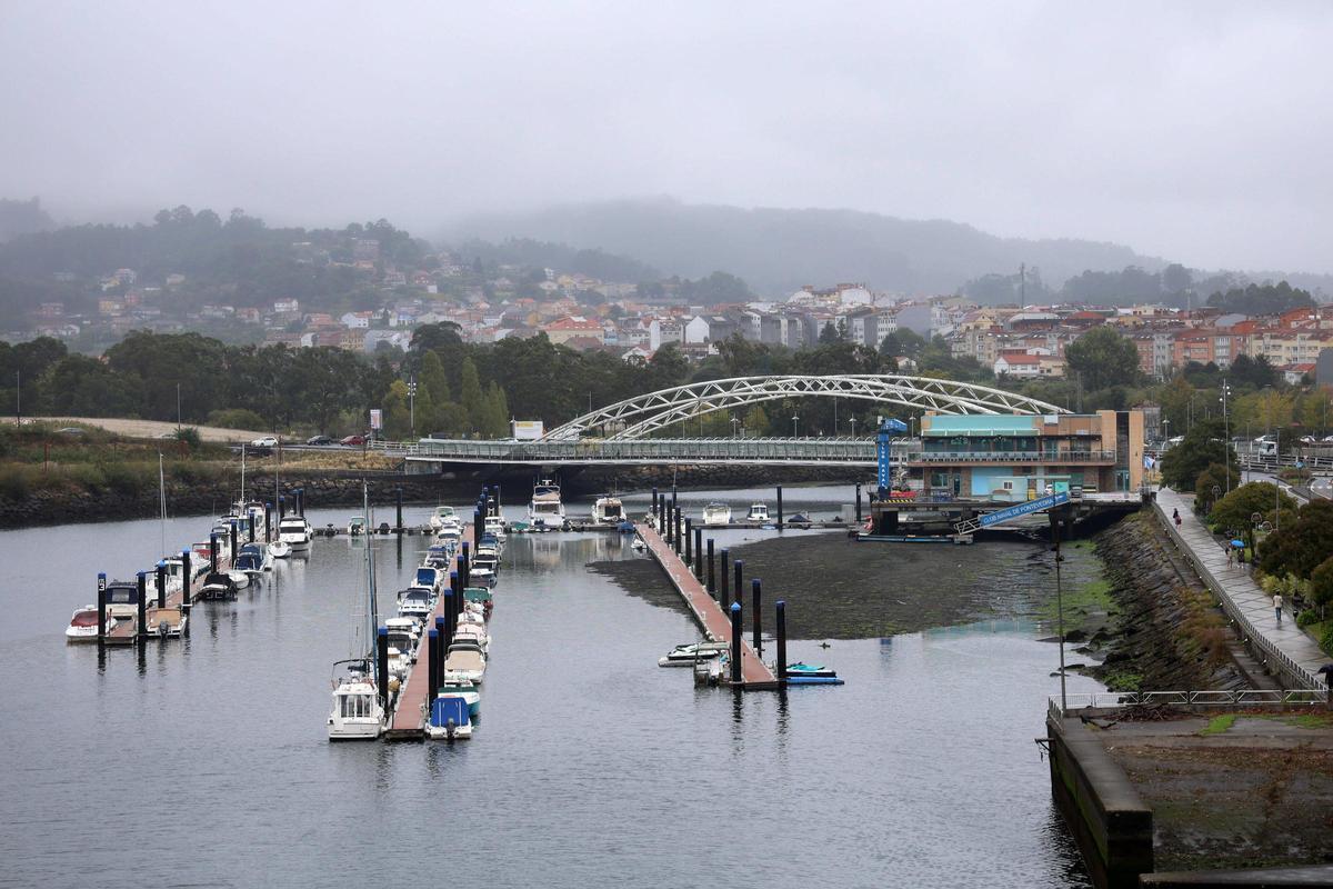 Vista del puerto deportivo del Club Naval de Pontevedra con lodos.