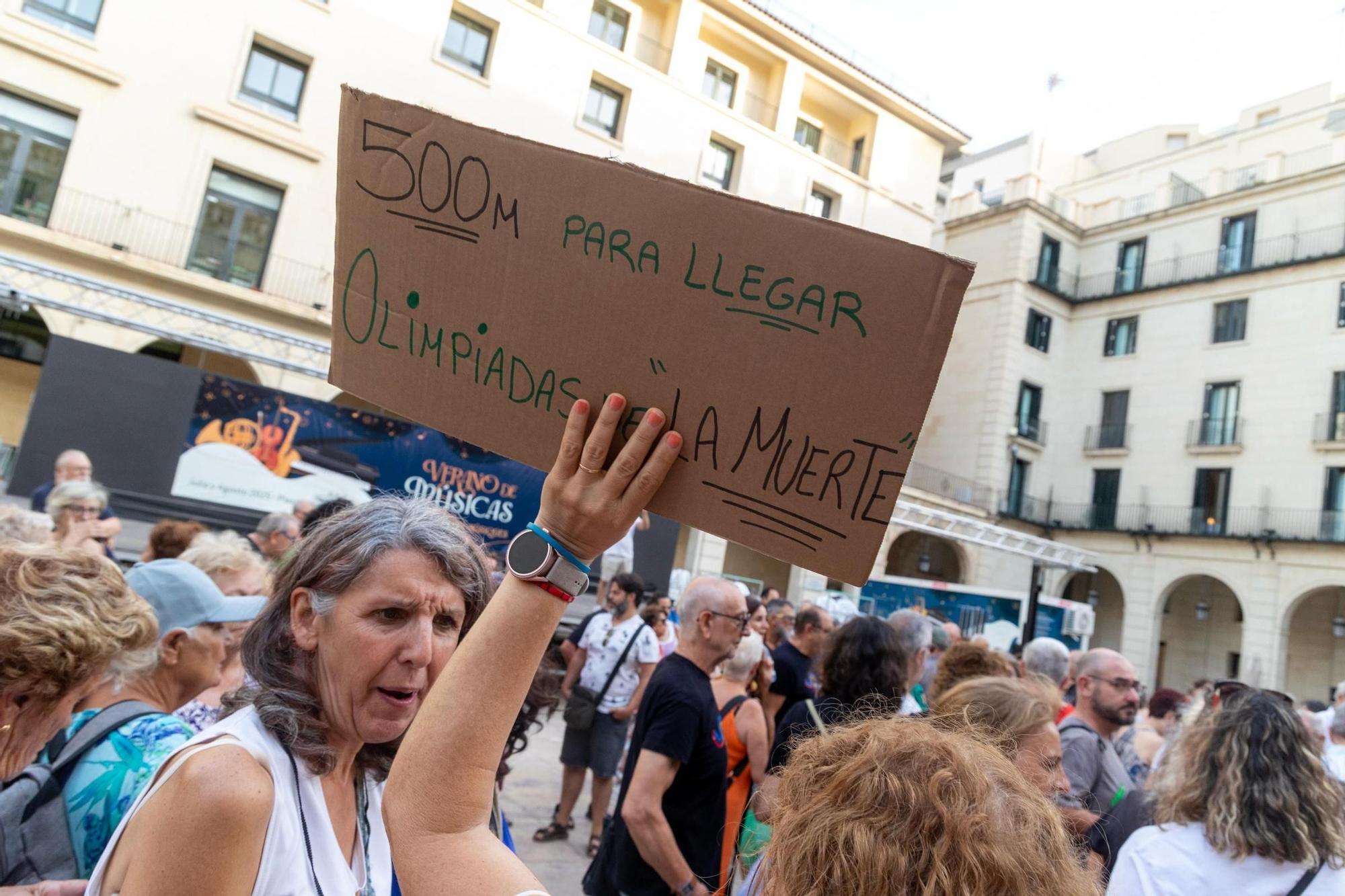El malestar por la limpieza en Alicante se traslada a la calle