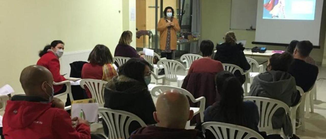 Una de las charlas del programa “Educando en familia”, en O Rosal.  // FdV