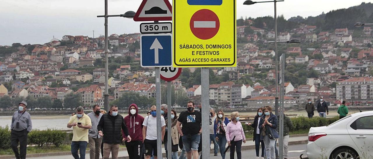 Protesta que llevaron a cabo los vecinos de Meira a final de abril contra la peatonalización. |   // S.Á.