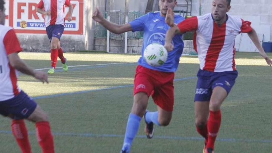 Fondevila, del Coruxo, trata de hacerse con un balón ante un jugador del Castro . // Santos Álvarez