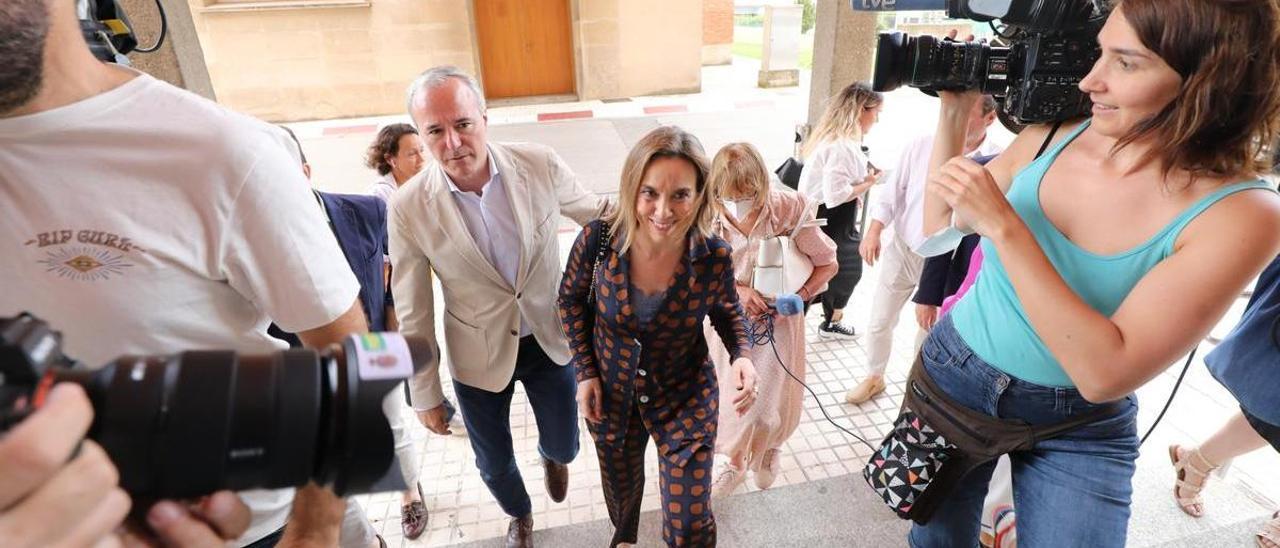 La secretaria general del PP, Cuca Gamarra, junto al presidente del PP en Aragón, Jorge Azcón.