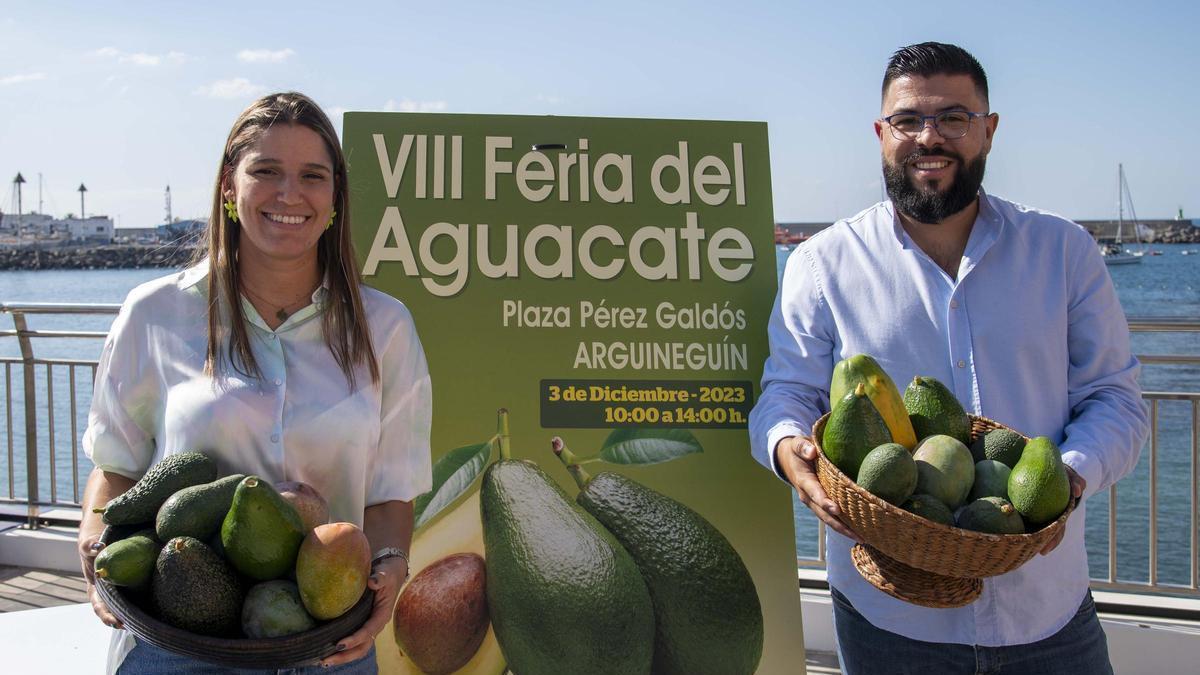 La concejala Tania Alonso y el edil Neftalí Sabina, en la presentación de la 8ª edición de la Feria del Aguacate.