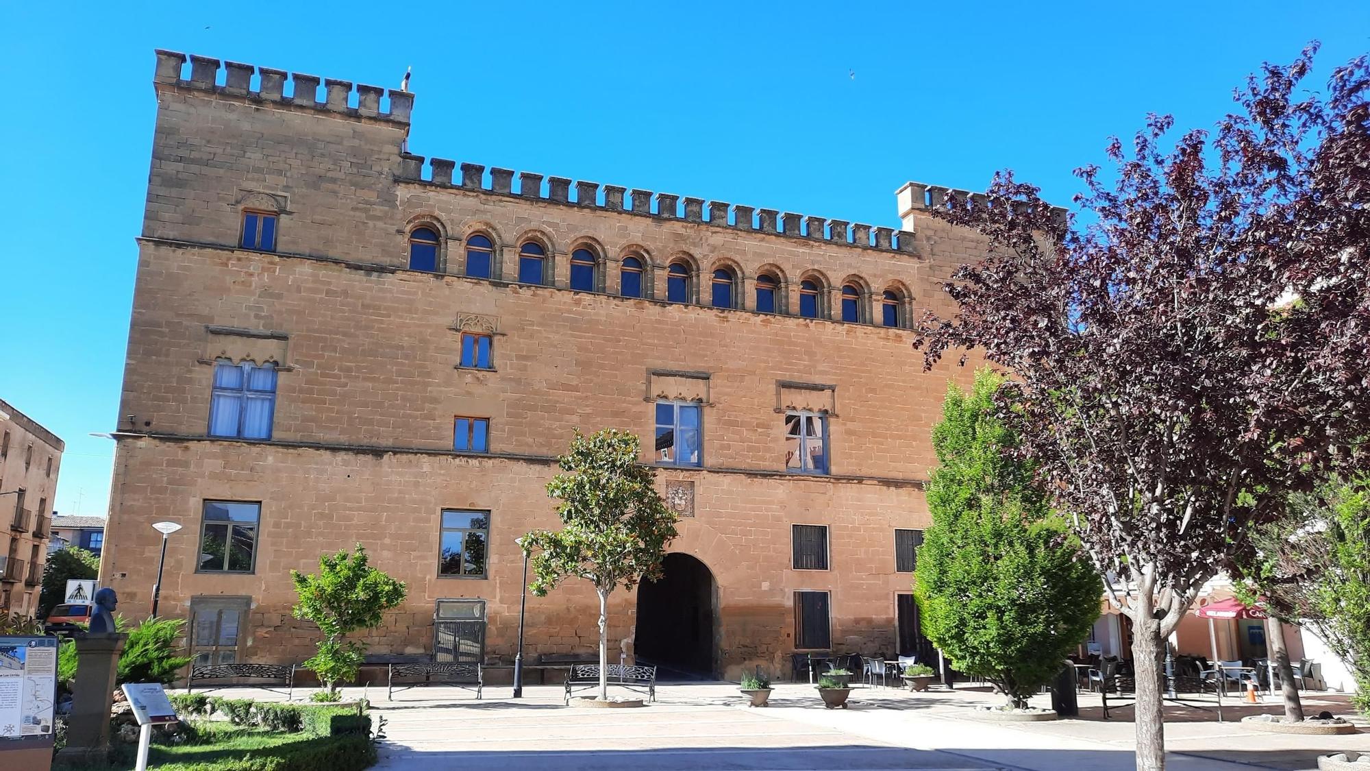 En la plaza de Ayerbe se encuentra el Palacio de Urriés