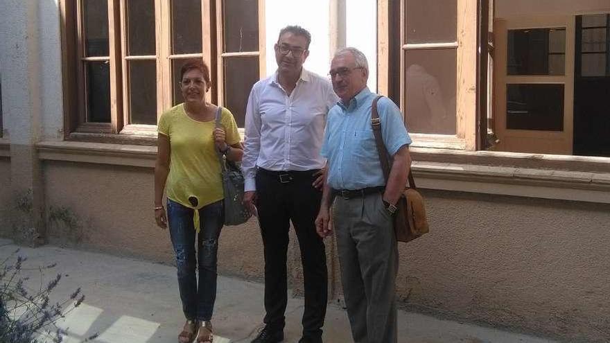 Antonio García (centro de la imagen) en un acto de presentación del proyecto de centro de día en Toro.