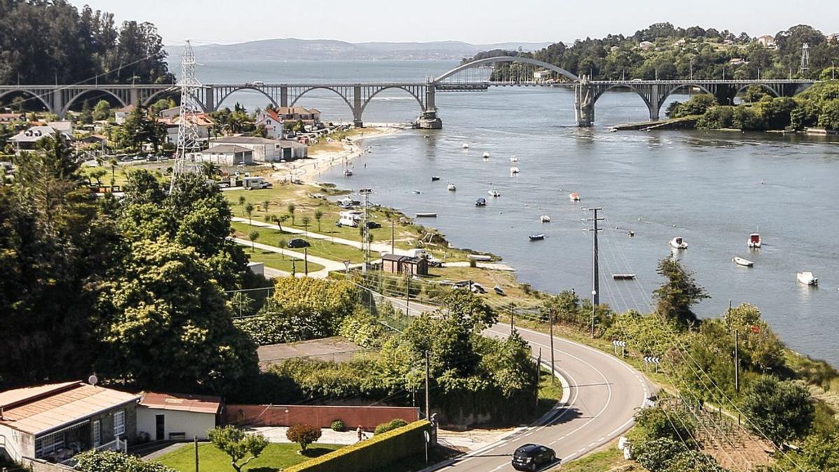 Vista de la ría y el puente de O Pedrido.  |   // 13FOTOS