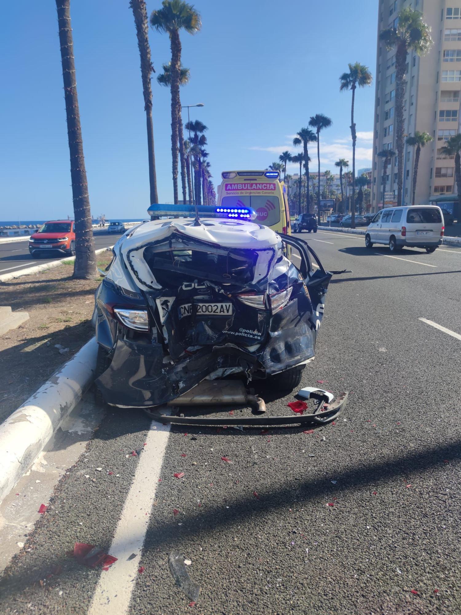 Así fue el accidente entre un coche de policía y un taxi en la Avenida Marítima
