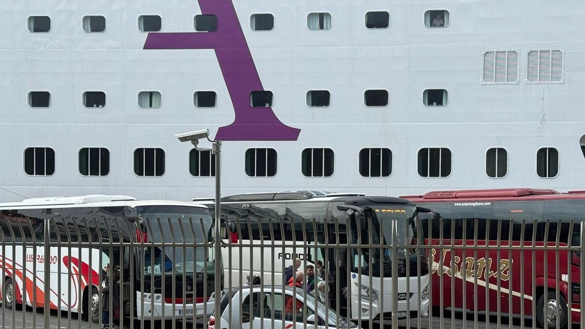 El crucero 'Ambition' atraca en el Puerto de A Coruña: Autorizado el desembarque de la mayoría del pasaje