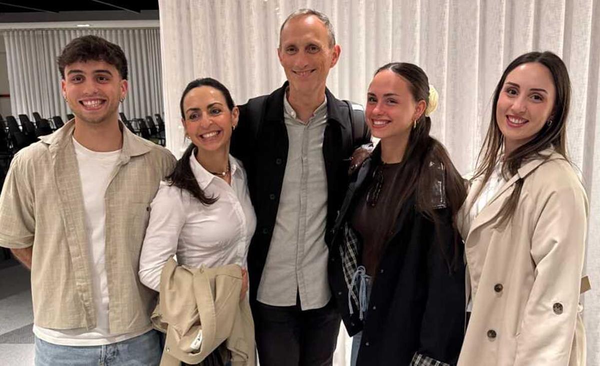 El profesor malagueño Antonio María Hernández, junto a su familia.
