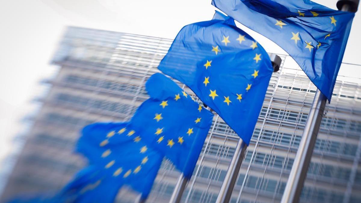Imagen de archivo que muestra varias banderas de la Unión Europea (UE) mientras ondean frente a la sede de la Comisión uropea, en Bruselas (Bélgica).