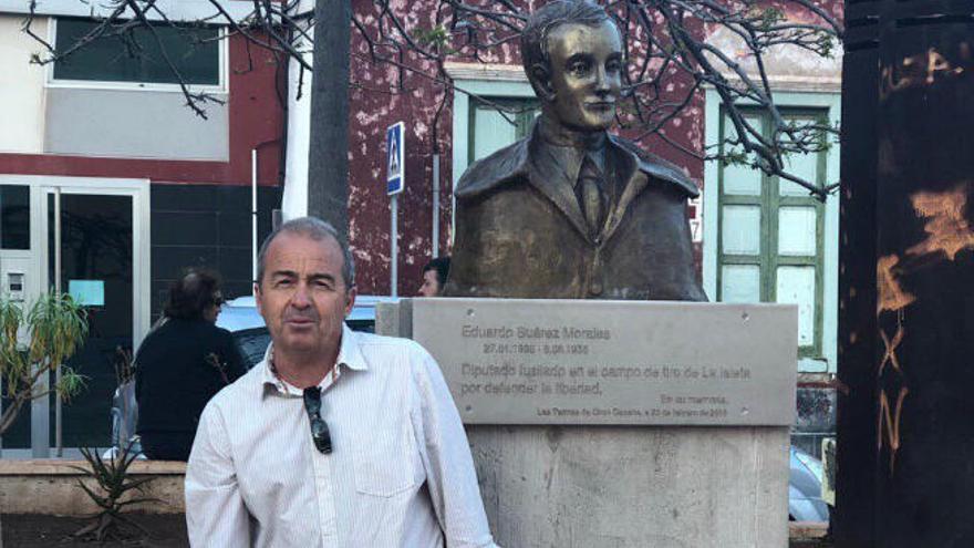 Déniz posa junto al busto del diputado Eduardo Suárez, fusilado en 1936.