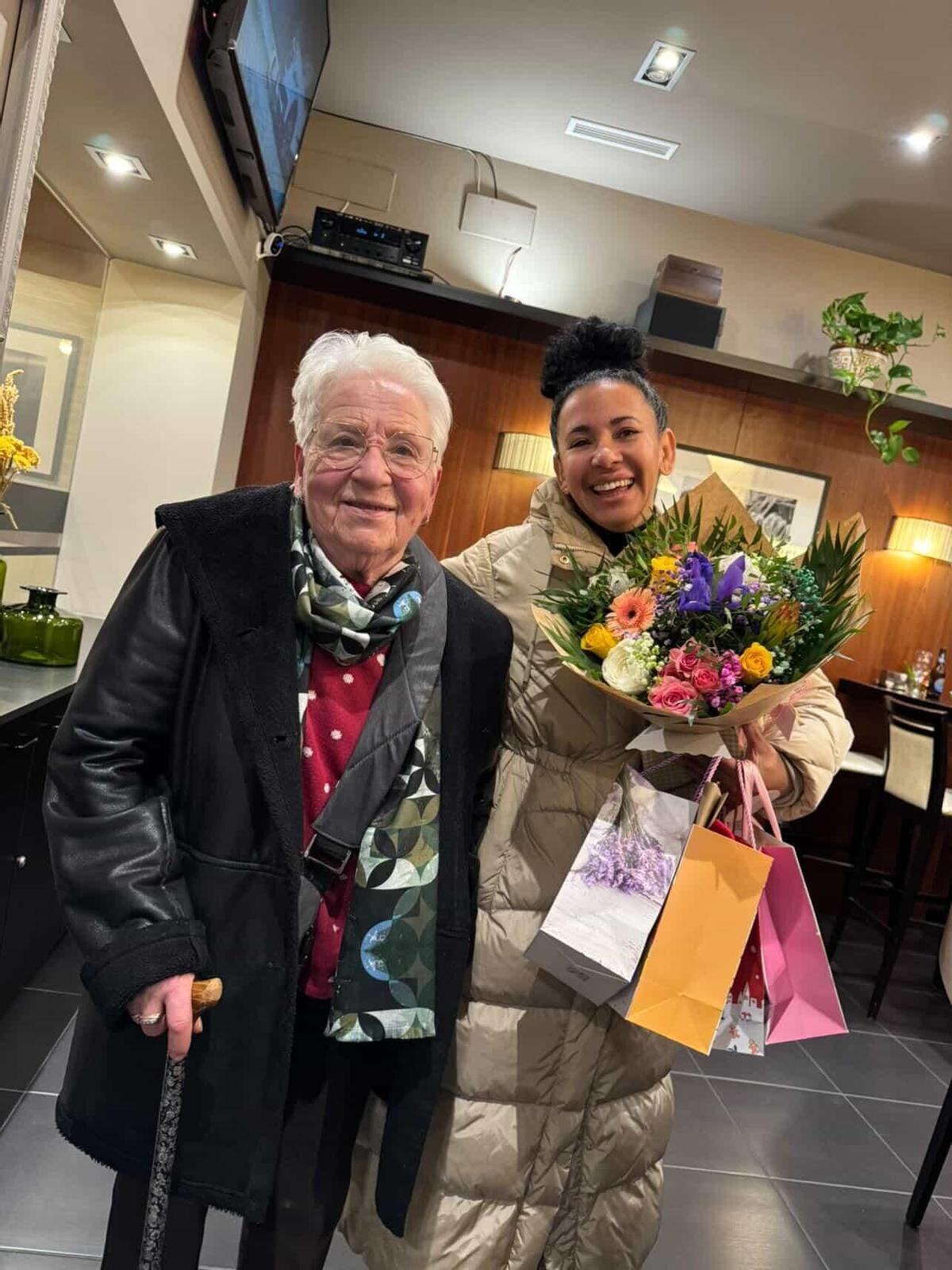 Cristina Sampaio con su vecina Celia, en la fiesta de cumpleaños organizada en su honor.