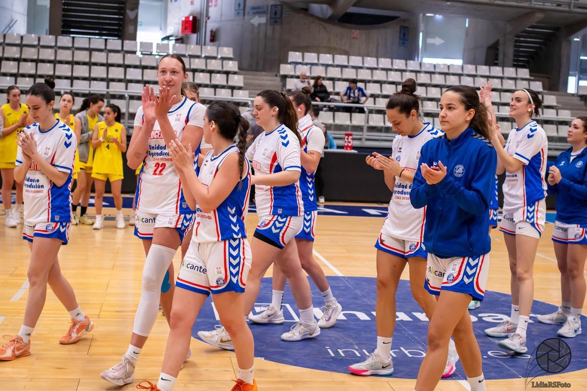 Las jugadoras del Unidad de Reproducción Vistahermosa Lucentum agradecen el apoyo a la afición, el pasado sábado.