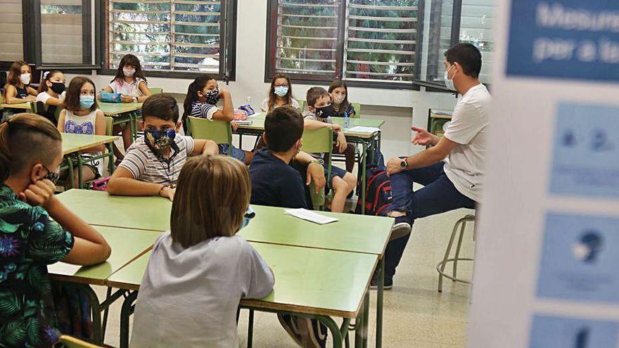 Un grup d’alumnes amb les mascaretes posades