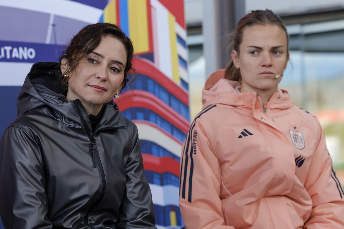 La presidenta de la Comunidad de Madrid, Isabel Díaz Ayuso, junto a la capitana Irene Paredes