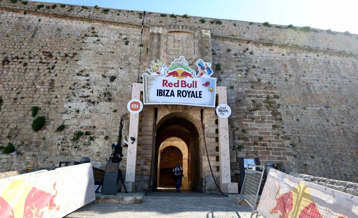 Denuncias al Ayuntamiento de Ibiza por autorizar un cartel publicitario en el Portal de ses Taules