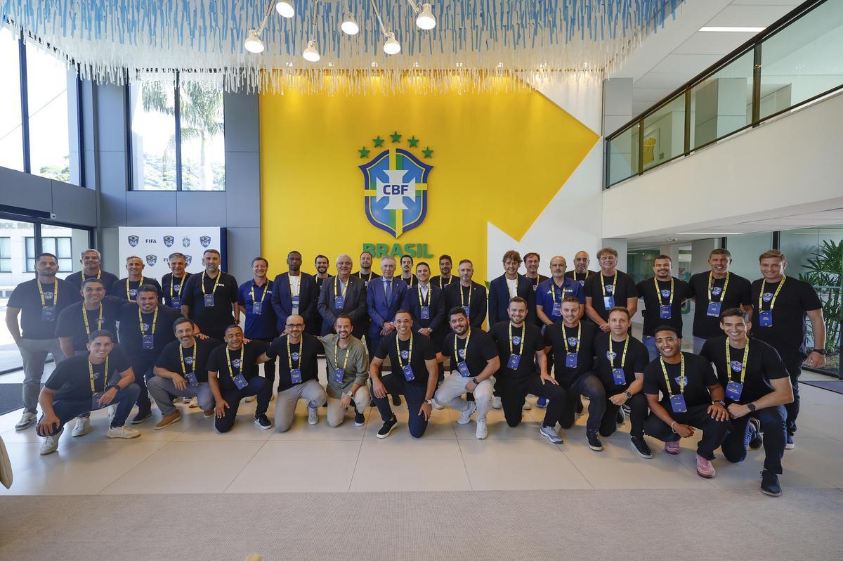 Miguel Alonso, arriba quinto por la izquierda, junto a Ancelotti y a los equipos de la FIFA y de la CBF.