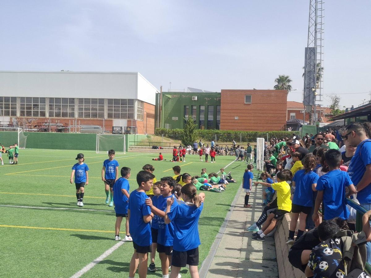 Ambiente en el torneo Intercentros en el polideportivo.