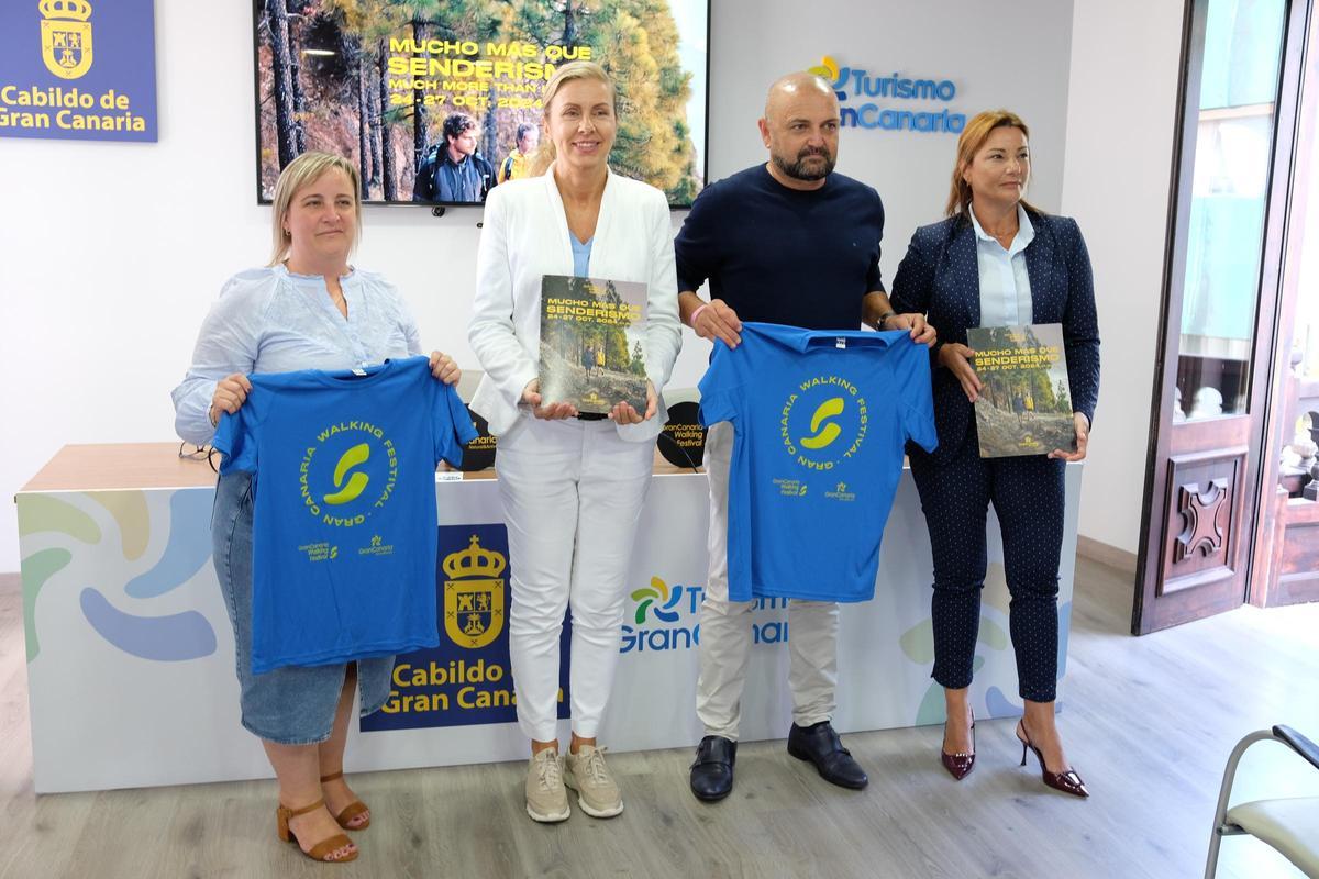 De izquierda a derecha, la concejala de Turismo de Valsequillo, Naira Hernández, Barbara Svehlakova, gerente de Gran Canaria Natural & Active, el consejero de Turismo, Carlos Álamo, y Lourdes Pérez, presidenta de Gran Canaria Natural & Active.