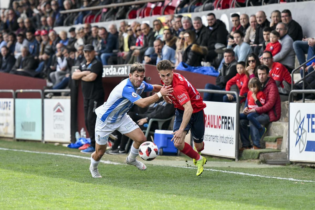 Chavarría, durant un partit amb l'Olot a Segona B el 2019 contra l'Atlètic Balears