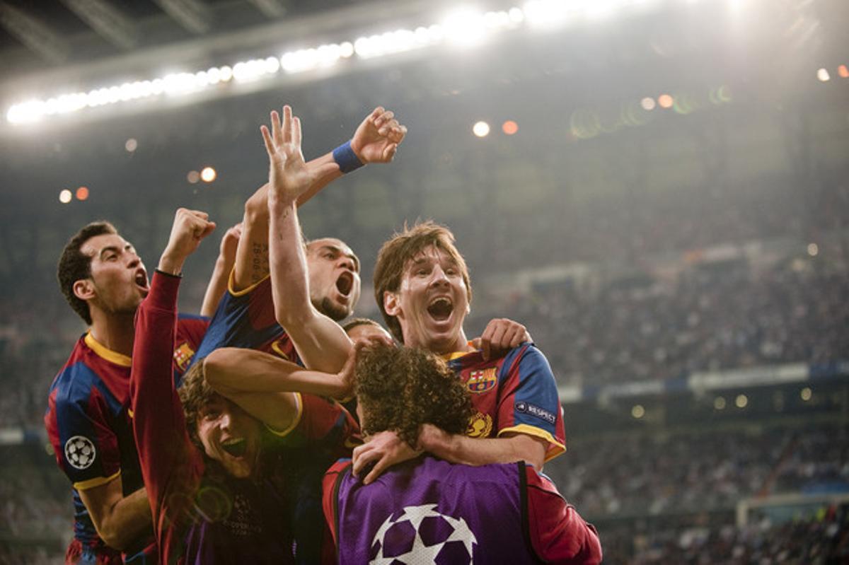 Els jugadors del Barça celebren el segon gol de Messi i la victòria contra el Reial Madrid en el partit d’anada de la semifinal de la Champions.