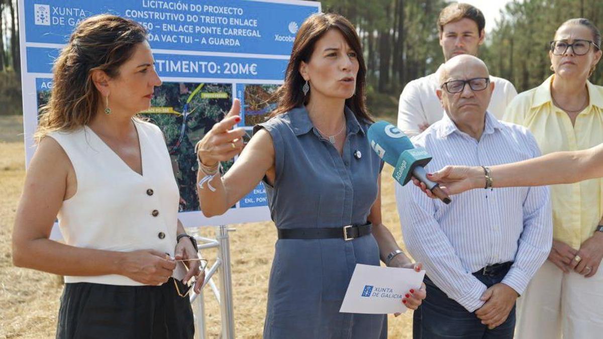 María Allegue en Tomiño con la alcaldesa, Sandra González, ayer.