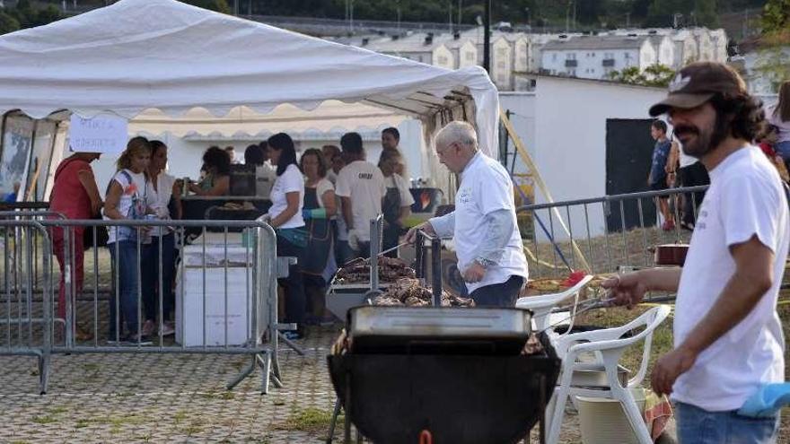 Churrascada, magia y música, en las fiestas de Pedralonga