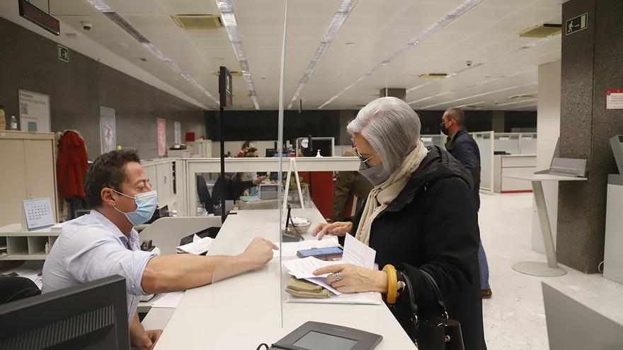 La banca amplia en Córdoba los horarios de atención a los mayores de 65 años