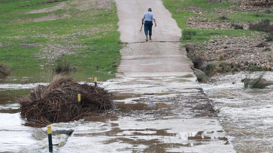 Los vecinos de Cáceres, tras el paso de la borrasca Claudia en Cuartos del Baño: "Si hubiera llovido durante una semana, de aquí no salimos en un mes"