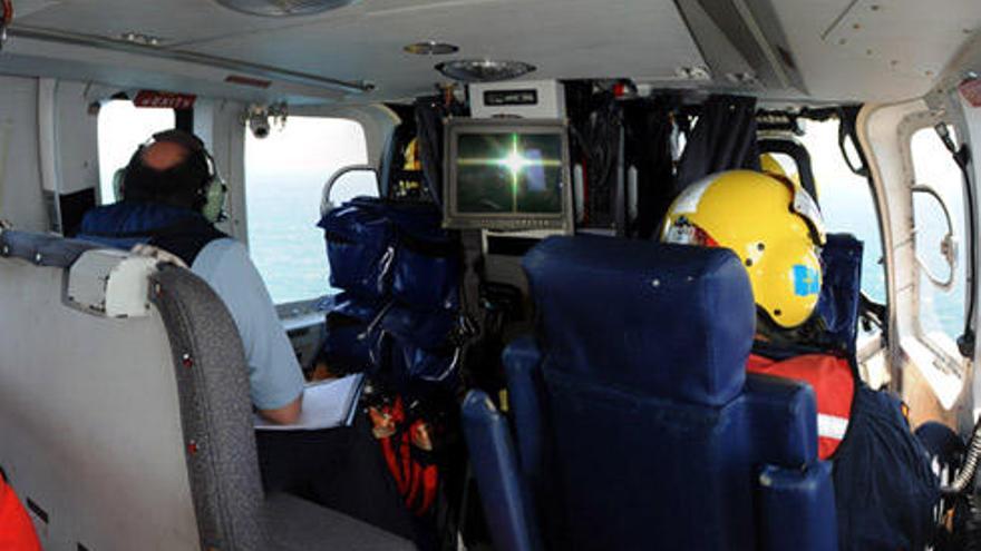 Miembros de Gardacostas de Galicia, en un vuelo de reconocimiento sobre la ría de Arousa en el helicóptero Pesca I.  //  Iñaki Abella