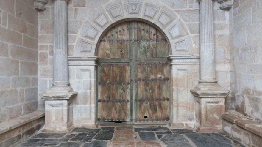 Puerta principal de la iglesia de Santa María, en Nuez de Aliste.