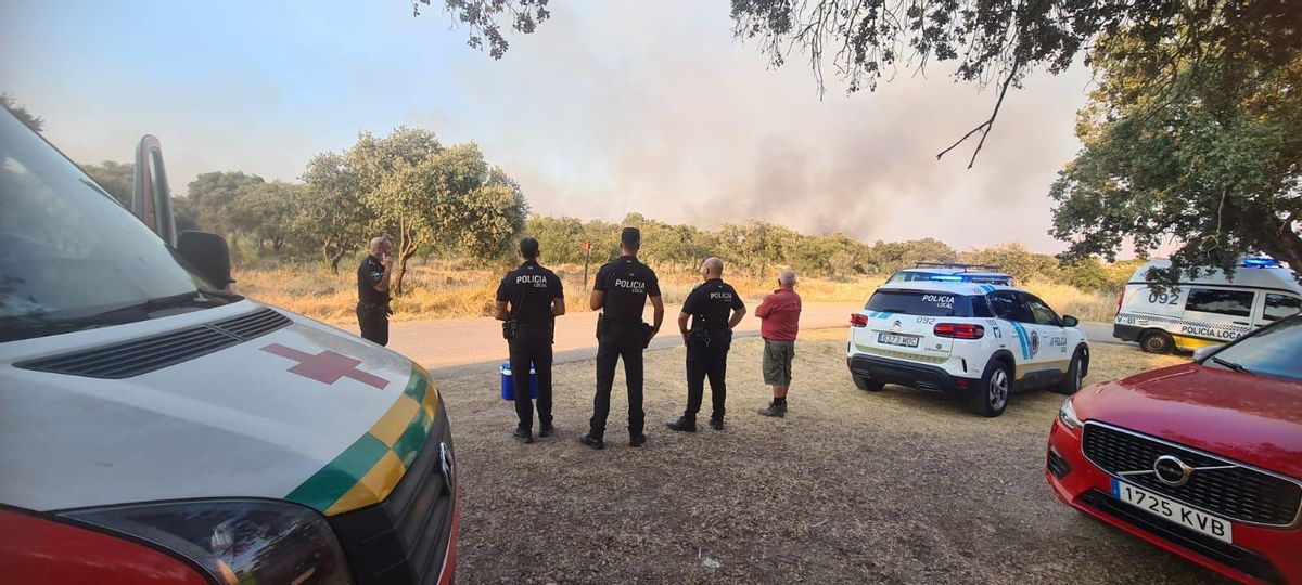 Algunos de los medios desplazados para dar soporte a las labores de extinción del incendio en Malas Aradas en Badajoz.