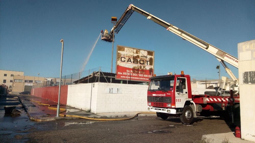 Los bomberos continúan sofocando el incendio en el polígono de Carrús