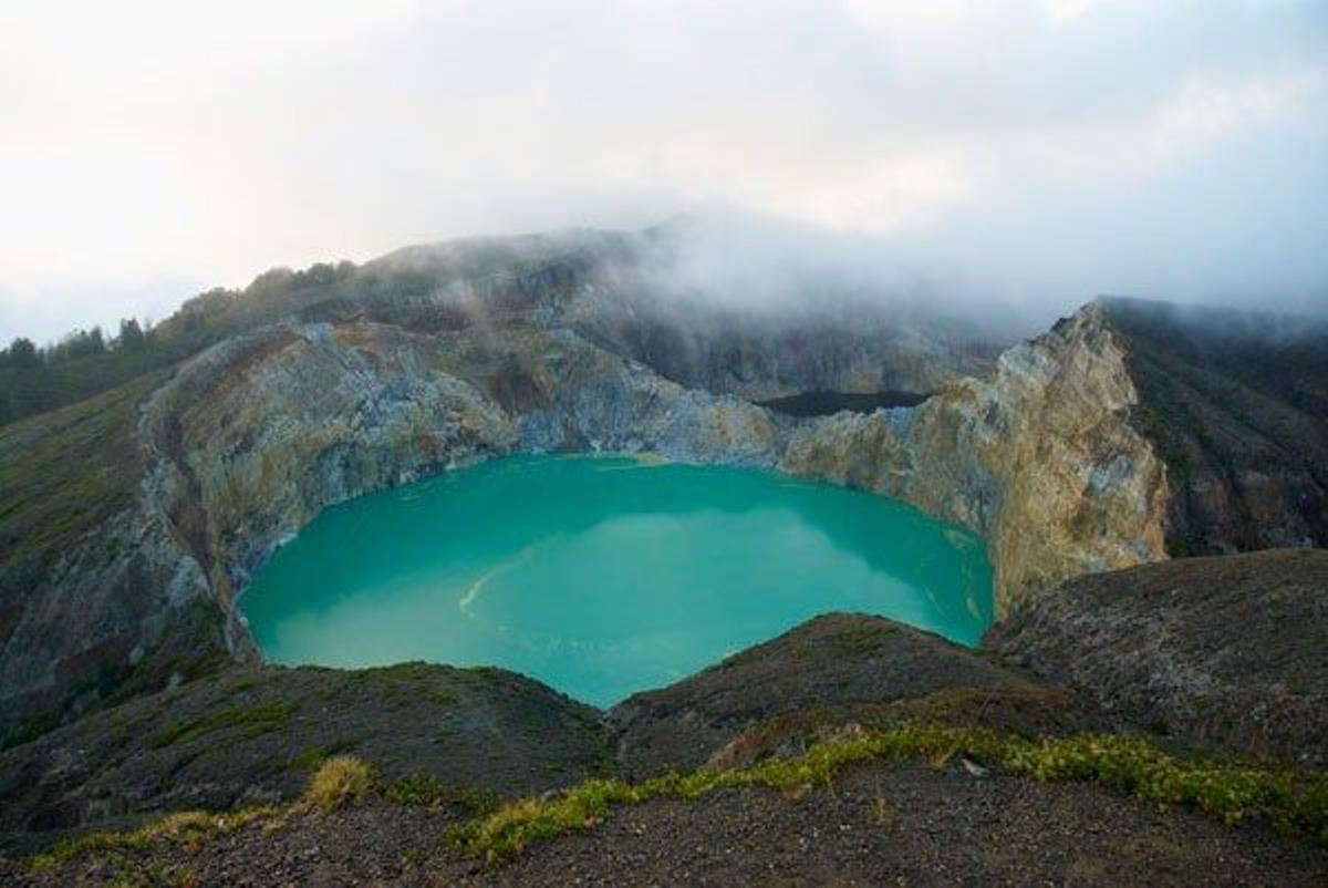 El cráter del volcán Kelimutu tiene en su interior tres lagos de colores imposibles.