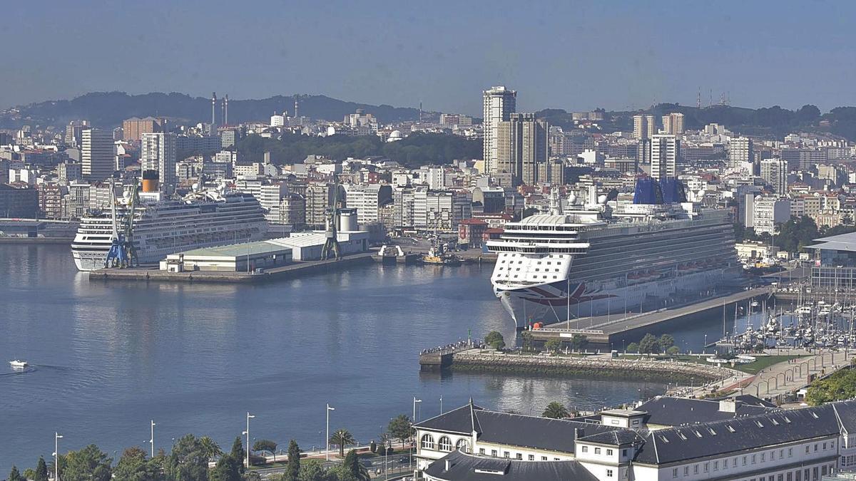 Los cruceros ‘Britannia’, ‘Costa Favolosa’ y ‘Costa Mediterránea’, atracados en los muelles de A Coruña en 2018.  | // CASTELEIRO/ROLLER AGENCIA