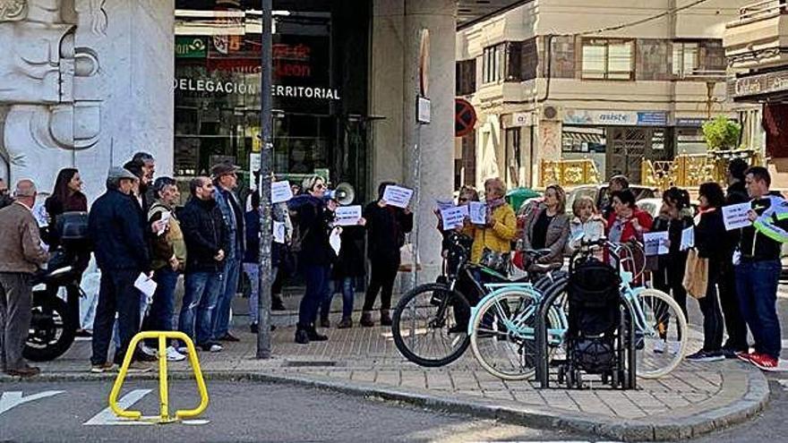 Manifestación de los vecinos de Andavías reclamando agua limpia en su municipio.