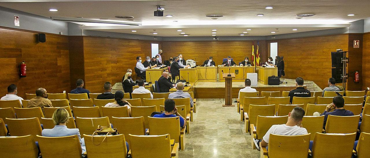 Vista del salón de actos de Pardo Gimeno, ayer, durante la celebración del juicio con 17 acusados en el banquillo. | HÉCTOR FUENTES