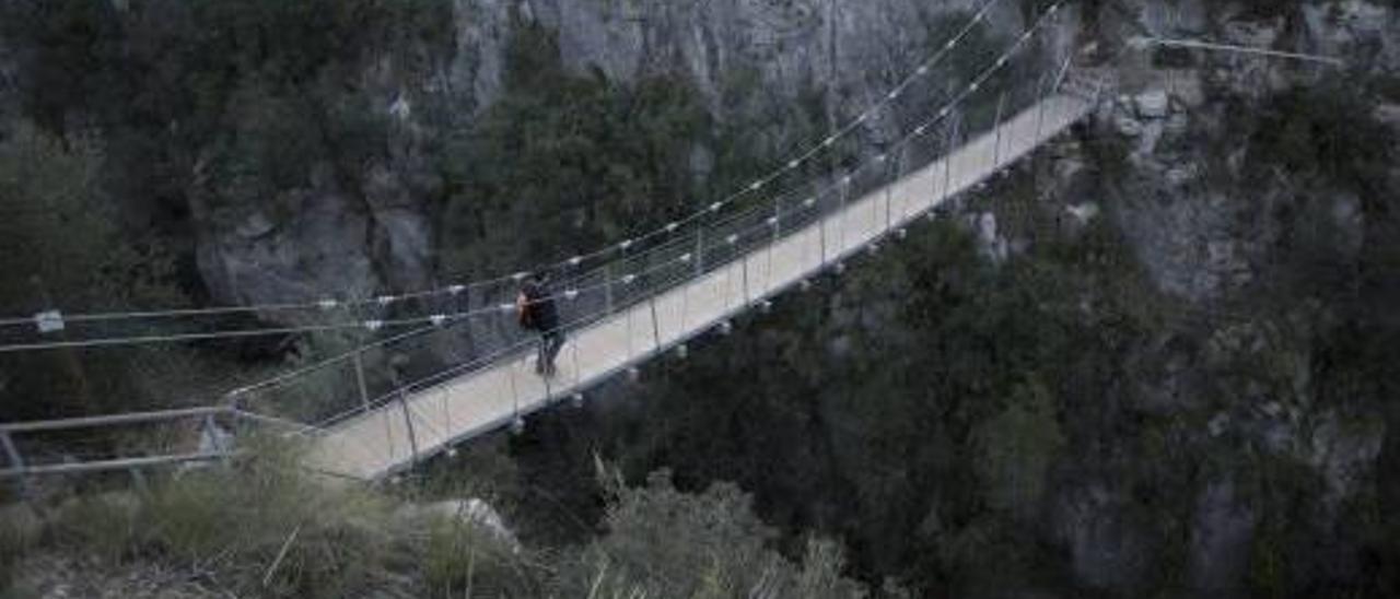 Uno de los puentes colgantes de Chulilla cuya senda discurre por el cañón.