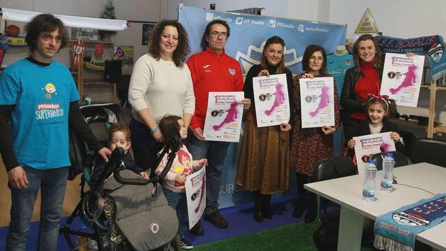 Rafa, junto a sus padres y su hermana, ayer durante la presentación del partido del 8 de marzo. // Iñaki Osorio