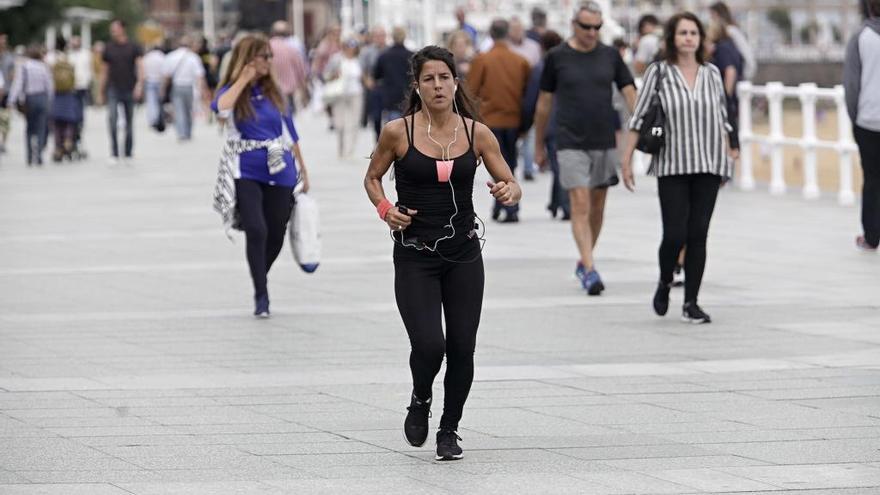 Una runner, en el muro de Gijón en 2017