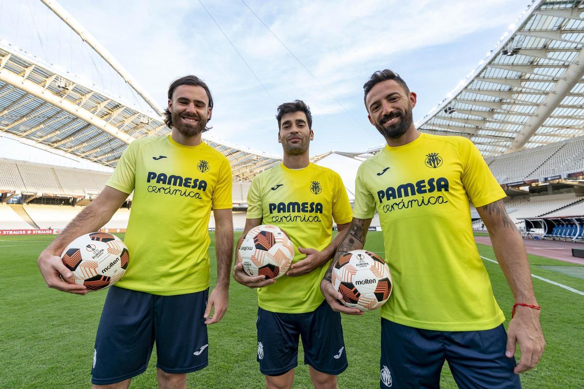 Brereton Díaz, Manu Trigueros y José Luis Morales, ayer en el Olímpico Spyros Louis de Atenas.