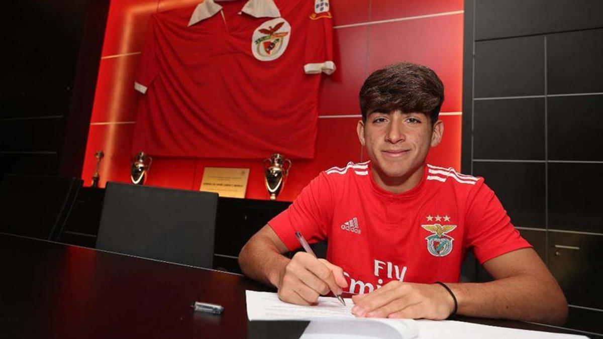 Lacava en el momento de firmar por el Benfica