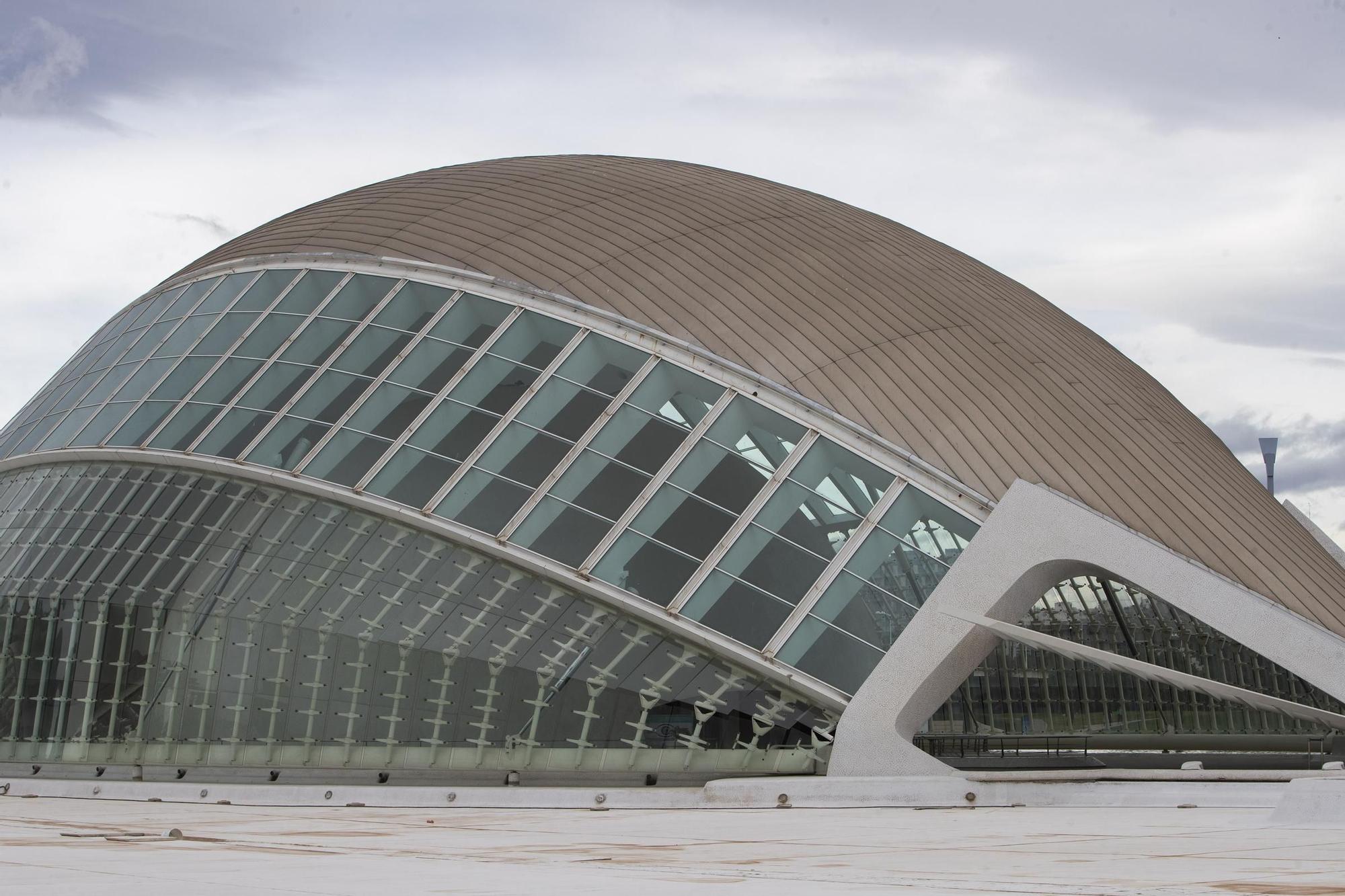 El polvo rojo del sahara "tiñe" la Ciudad de las Ciencias