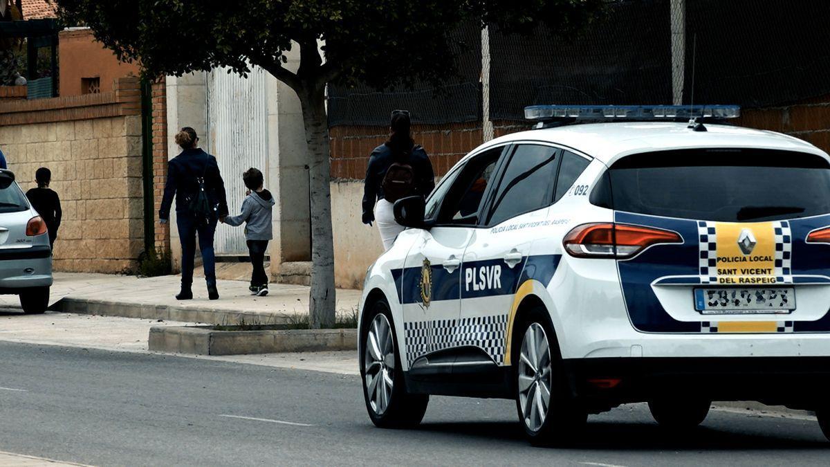 Dos policías locales de San Vicente salvan la vida a un niño de 10 años.