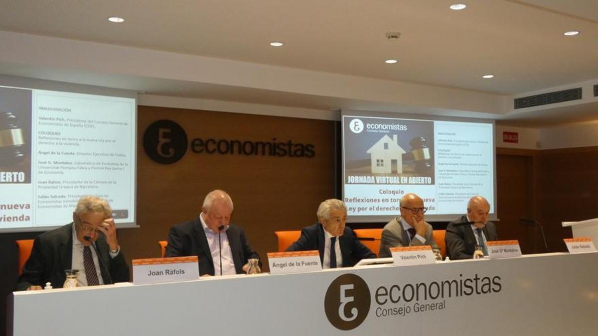 El Consejo General de Economistas debate sobre la nueva ley de la vivienda. En la imagen, de izquierda a derecha, Joan Ràfols, Ángel de la Fuente, Valentín Pich, José García Montalvo y Julián Salcedo.