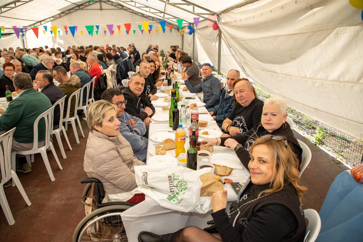 Un grupo de personas disfruta del menú de la VII Festa Gastronómica da Cabra.