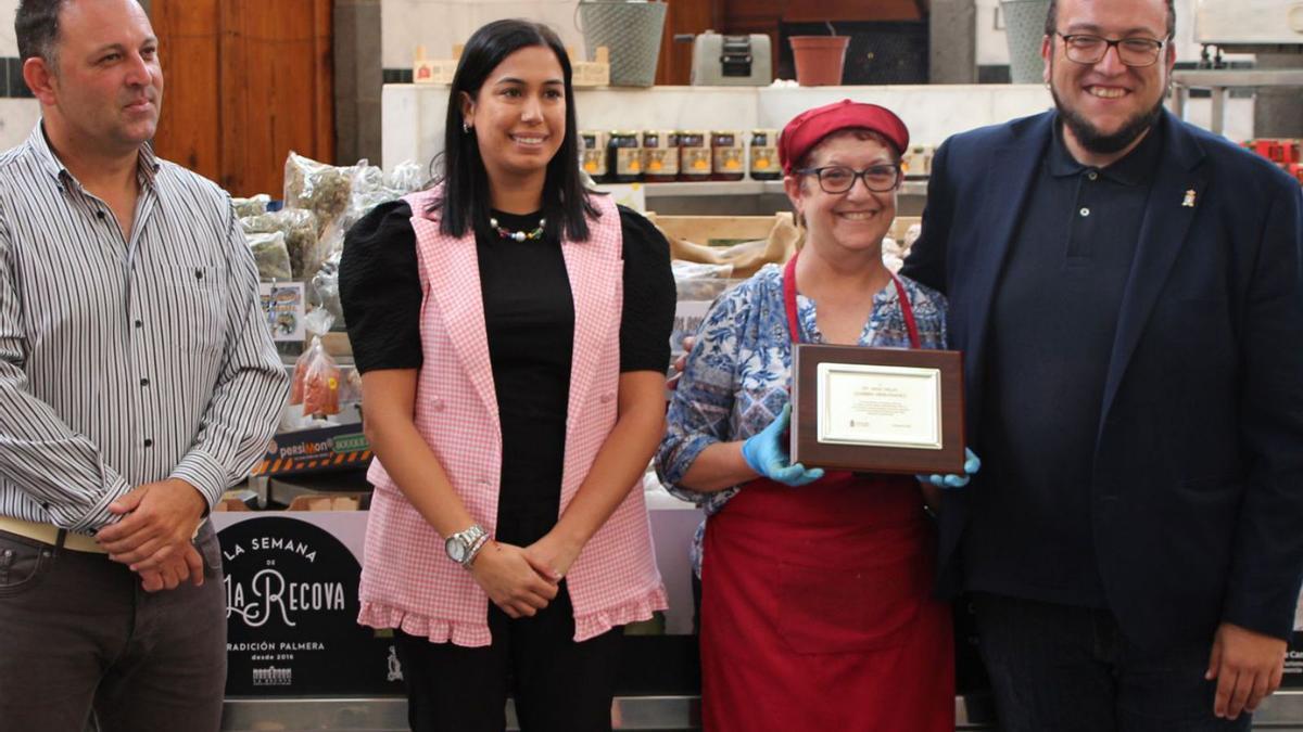 Ana Delia muestra sonriente y emocionada la placa honorífica que le entregó el alcalde de Santa Cruz de la Palma.