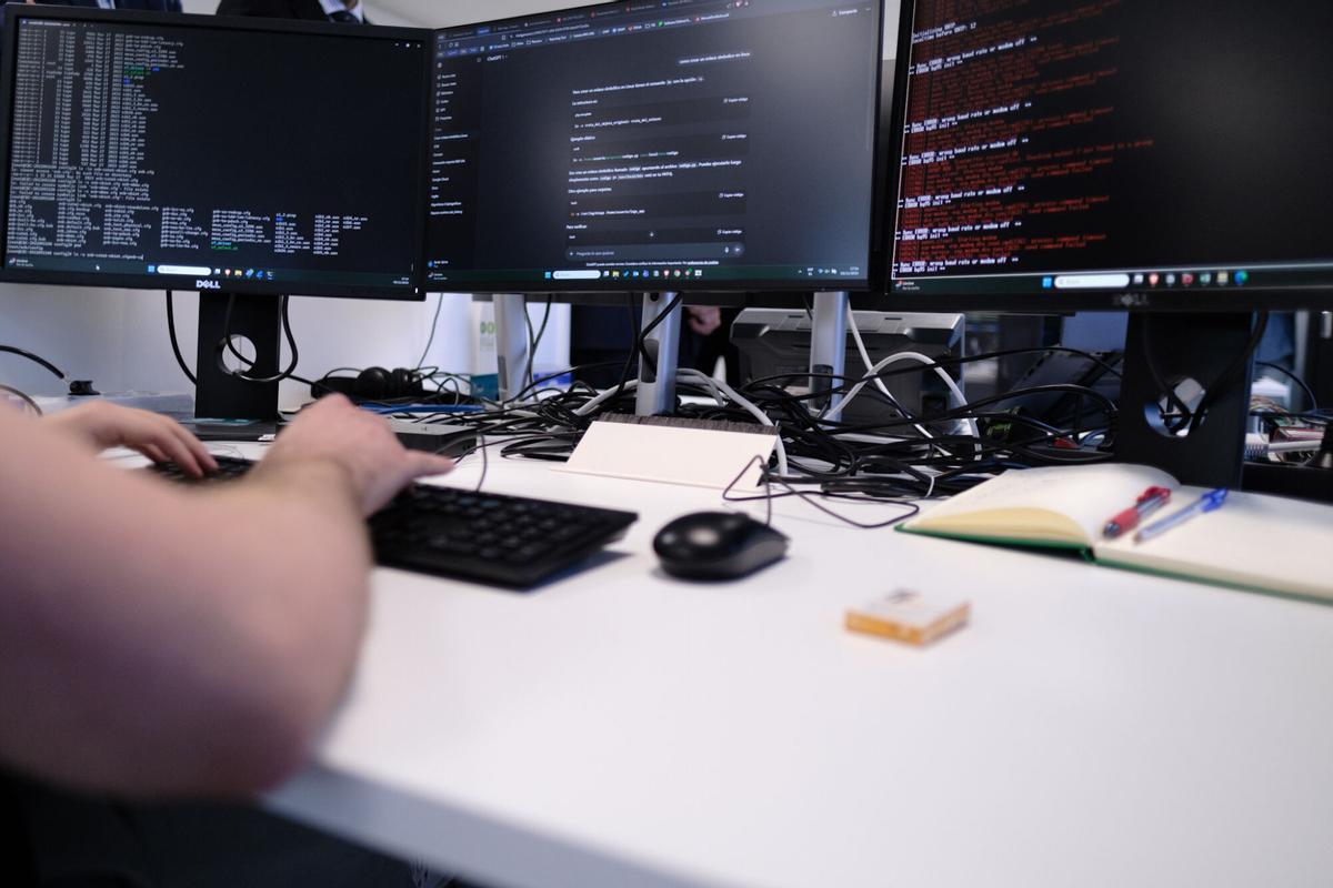 05-11-25 Málaga, parque tecnológico. El consejero de industria, energía y minas de la junta de Andalucía y el presidente de la agencia digital de Andalucía Jorge Paradela inaugura el laboratorio de ciber seguridad DEKRA JUNTO AL DIRECTOR GERENTE DE LA AGENCIA DIGITAL DE ANDALUCÍA RAUL JIMÉNEZ. (FOTOGRAFÍA: GREGORIO MARRERO)