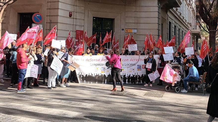 Protesta en Alicante de trabajadoras del sector de la limpieza tras cinco meses sin cobrar